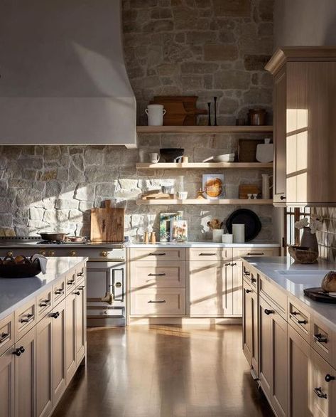 Lisa Flinders on Instagram: "Do you prefer morning light coming in your kitchen windows or evening?  I’ve mentioned before I had morning light in the past few homes and loved it. I miss it in my current home.  But check out how it pours in every room in this stunning estate. I’m sure no one complains at any hour here.   Design @lindyegalloway  📸 @mikevantassell   ✨follow @buildingutah for more home and design inspiration in your feed   . . .          #interiorandliving #howihaven #interiors123 #finditstyleit #thisminimalhome #sharemystyle #neutralstyle #loveyourhabitat #interiordesign #apartmenttherapy #inmydomaine #mydomaine #homewithrue #interiorstyling #doingneutralright #mydecorhaven #onetofollow #mycuratedvibe #interiordesignersofinsta #interiordesigntrends #buildingutah #luxeathome Stone Feature Wall, French Inspired Home, Bedroom Inspirations Minimalist, Kitchen Windows, European Kitchens, Modern Mountain Home, Charleston Homes, Clean Bedroom, French Country Kitchen