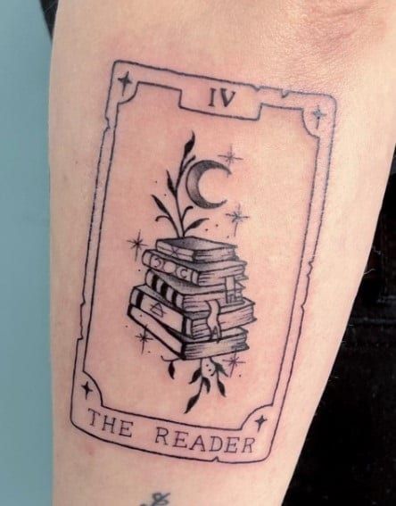 Book Series Tattoo Ideas, Book Tattoo For Men, Tattoo For Readers Book Lovers, Books Tattoo Ideas For Women, Cute Minimalist Tattoos For Women, Book Bestie Tattoos, Fall Book Tattoo, Smüt Book Tattoos, Book Friend Tattoos