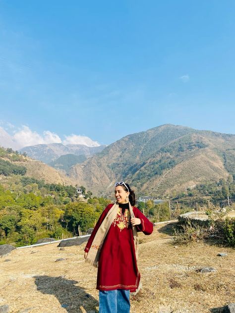 Kashmiri Kurti Aesthetic, Kashmiri Pheran Outfit, Pahadi Outfit, Haridwar Outfit Ideas, Kashmiri Kurti Outfit, Kashmir Winter Outfit, Desi Winter Outfits Aesthetic, Kurti In Winter Outfit, Ethnic Winter Wear Indian