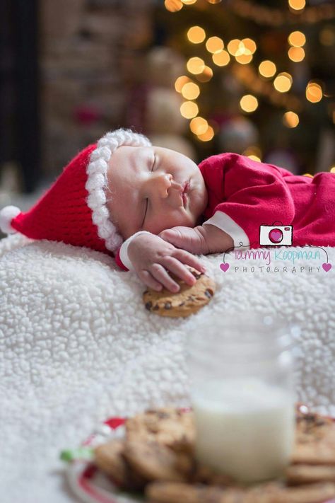 Reindeer Newborn Photography, Christmas Card Photo Ideas Newborn, Winter Infant Photoshoot, Newborn Girl Photoshooting Ideas Christmas, New Born Baby Girl Photoshooting Christmas, Newborn Baby Christmas Photography, At Home Newborn Christmas Pictures, Newborn Stocking Picture, Infant Christmas Pictures At Home