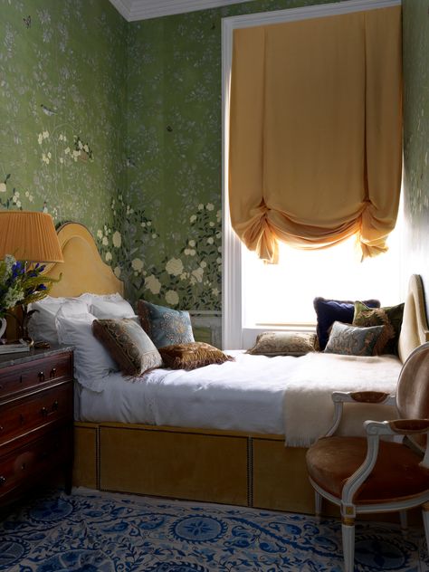 inside de gournay sisters london apartment Decorating With Chinoiserie, De Gournay Wallpaper, Hand Painted Wallpaper, Chinoiserie Wallpaper, London Apartment, Spare Bedroom, Spare Room, Main Bedroom, Dream Bedroom