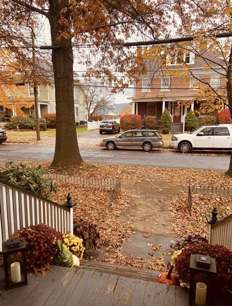 East Coast Fall Aesthetic, Fall House Exterior, Fall East Coast, Porch Halloween, Autumn House, Spooky Autumn, Fall House, Studera Motivation, Candles Flowers