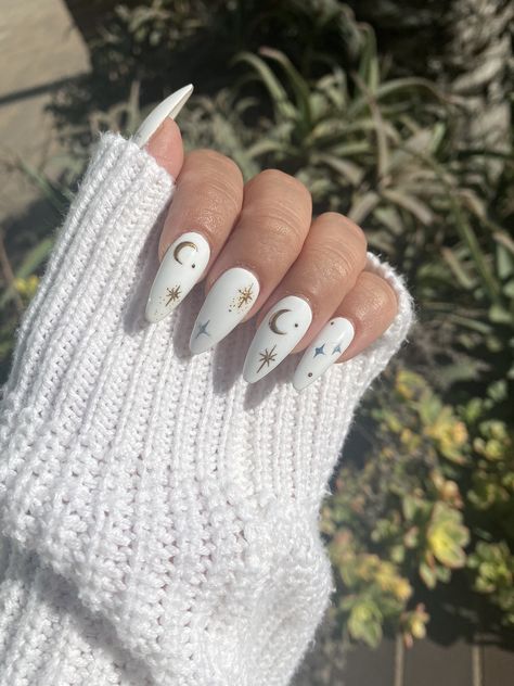 Almond Shaped Nails Designs, White Nails With Gold, Disney Acrylic Nails, Almond Shaped Nails, Fingernail Designs, Shaped Nails, Pointed Nails, Almond Shape Nails, Nail Tattoo