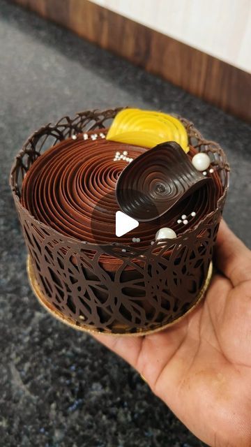 Mini Chocolate Cake Design, Truffle Cake Decoration, Chocolate Truffle Cake Designs, Mini Cake Decorating Ideas, Latest Cake Trends, Trending Cake Designs, Mini Cake Decorating, Cake Reels, Mini Chocolate Cake