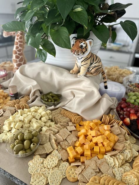 Safari Party Table Decor, Safari Shower Food, A Wild One Baby Shower Theme, Jungle Theme Food Table, Zoo Food Ideas, Wild Animal Themed Food, Jungle Themed Baby Shower Food, Jungle Themed Charcuterie Board, Safari Grazing Table