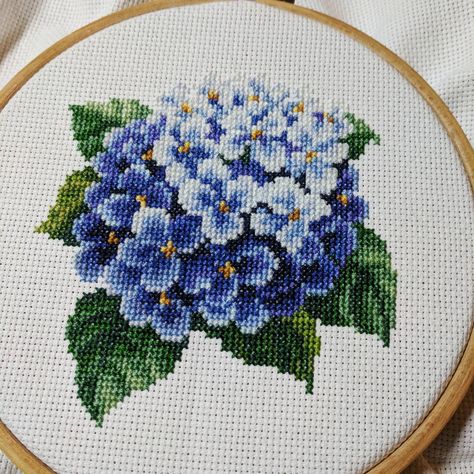 Bordados Tambour, Floral Cross Stitch Pattern, Miniature Embroidery, Xstitch Patterns, Crochet Bedspread Pattern, Blue Hydrangeas, Needlepoint Tapestry, Cross Stitch Patterns Flowers, Beaded Cross Stitch