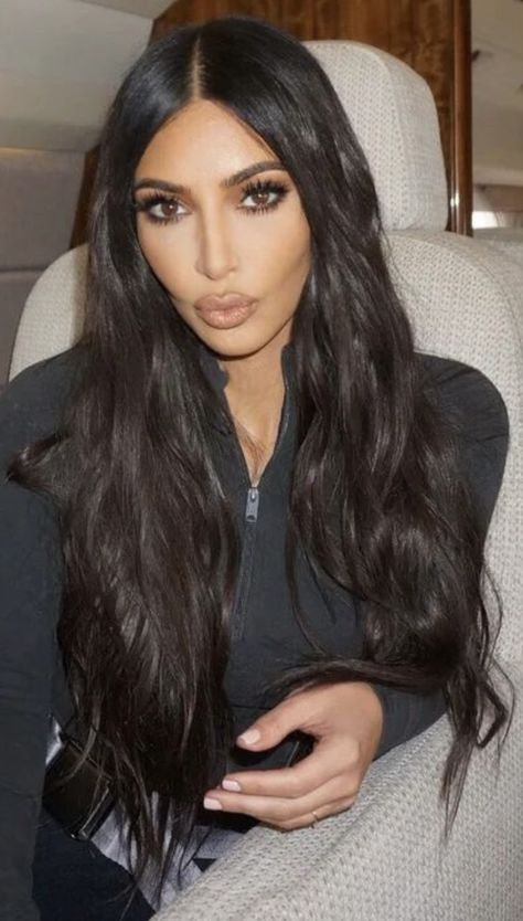 Kim K Dark Hair, Kim K Outfits, Karjenner Family, Kardashian Hair Color, Kardashians House, Kylie Jenner Street Style, Kim Kardashian Hair, Kim Kardashian Outfits, Celebrity Makeup Looks