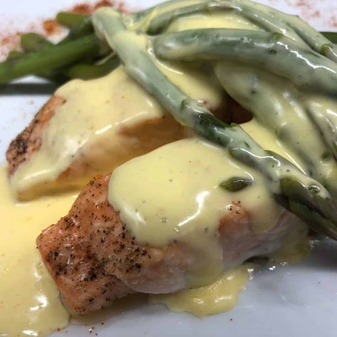 This fantastic flavor combo of salmon, asparagus, and Hollandaise sauce can be made in 30 minutes, from start to “wow, this is delicious!” Hollandaise Sauce Recipe, Hollandaise Recipe, Salmon Asparagus, Recipe For Hollandaise Sauce, Asparagus Seasoning, Salmon Soy Sauce, Salmon Steak, Sauce Hollandaise, Salmon Sushi