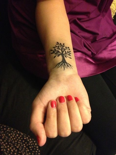 Tree tattoo ideas Small Tree Tattoo, Tree Tattoo Meaning, Tattoo Tree, Family Tree Tattoo, Tree Tattoo Designs, Small People, Tree Of Life Tattoo, Tattoo Designs For Girls, Small Tattoo Designs