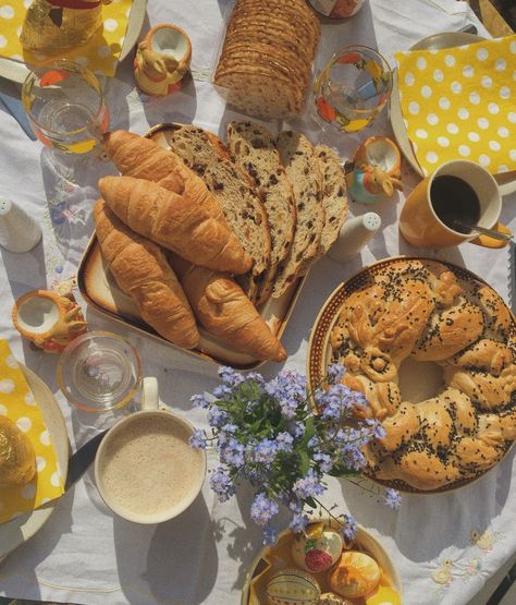 Yellow Breakfast, Breakfast Aesthetic, Easter Breakfast, Food Artists, Color Party, Fun Ideas, Good Morning, Easter, Bread