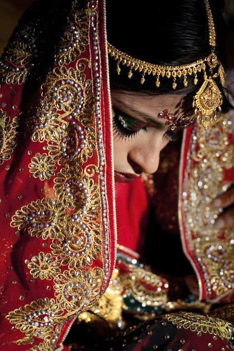 Heartbreaking Photos Show A Child Bride's Wedding In Bangladesh Marriage Girl, Child Marriage, Social Realism, Womens Liberation, Horror Show, Hate Men, Indian Aesthetic, Poor People, Healthy Skin Care