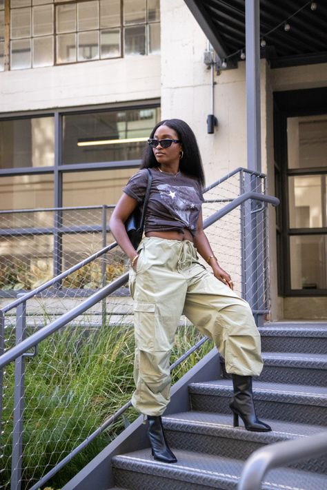 Cargo Pants And Heeled Boots, Cargo Pants Outfit With Heels Plus Size, Parachute Pants And Heels, Parachute Pants With Boots, Cargo With Heels, Cargos With Heels, Parachute Pants With Heels, Parasut Pants Outfit, Green Cargo Pants Outfit Winter