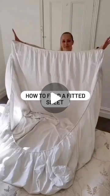 How to fold a fitted sheet Rideaux Shabby Chic, Konmari Folding, Casual Thanksgiving Outfits, Folding Fitted Sheets, Kitchen Cabinets Diy, Build Furniture, Packing Hacks Clothes, Organisation Hacks, Cabinets Diy