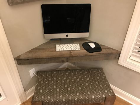 Corner desk made of pallet wood Small Corner Computer Desk, Modern Small Desk, Floating Corner Desk, Small Corner Desk, Diy Corner Desk, Small Computer Desk, Desk Diy, Floating Desk, Desk Ideas