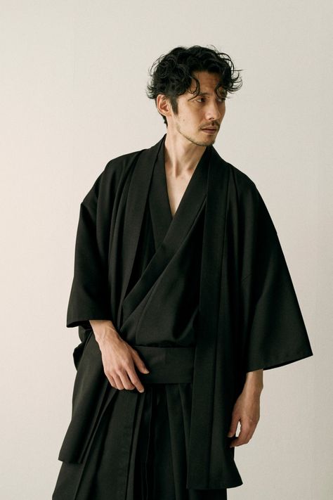 Japanese Suit, Kimono Pajamas, Male Kimono, Aesthetic Outfits Men, Black Kimono, Japan Aesthetic, Japanese Aesthetic, Japanese Men, Asian Outfits