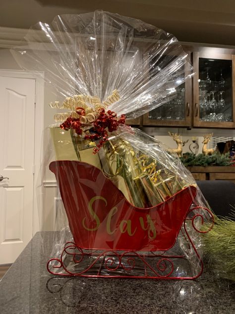 Sleigh Gift Basket Christmas, Sleigh Gift Basket, Makeup Gift Basket, Makeup Gifts Basket, Hampers Ideas, Gold Wrapping Paper, Christmas Hampers, Holiday Gift Baskets, Mom Ideas