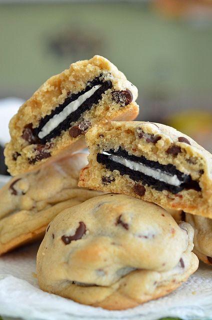 Stuffed Chocolate Chip Cookies, Oreo Stuffed Chocolate Chip Cookies, Pudding Desserts, Good Eat, Think Food, Yummy Food Dessert, Sweet Snacks, Food Cravings, Junk Food