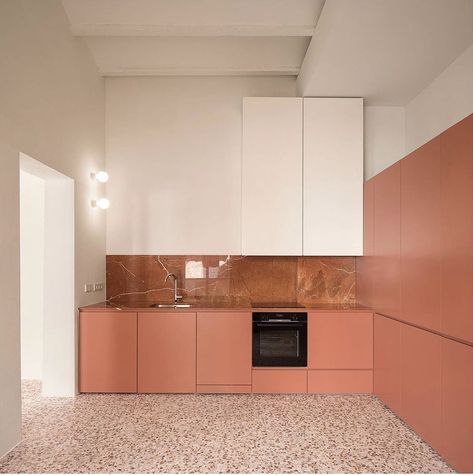 Hell’s Kitchen, Flat Interior, Mid Century Modern Kitchen, Pink Kitchen, Color Coral, Interior Inspo, Apartment Living, Modern Kitchen Design, Kitchen Inspirations