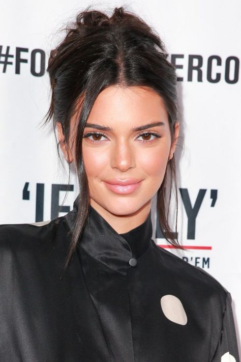 Kendall Jenner Hair, Jenner Hair, Kendall Jenner Makeup, Messy Bun Hairstyles, Holiday Hairstyles, Vanessa Hudgens, Celebrity Makeup, Khloe Kardashian, Celebrity Hairstyles