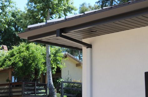 dark fascia / eaves + white stucco White Stucco Exterior, Red Door House, Mid Century Modern Exterior, Mid Century Exterior, Flat Roof House, Front Door Paint Colors, Stucco Homes, Stucco Exterior, Painted Front Doors