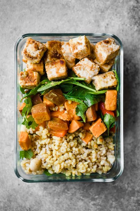 Vegan tofu bowls with sweet potato coconut milk sauce, spinach, sweet buttery macadamia nuts and brown rice. Made with organic Nasoya extra firm tofu. The perfect veggie packed lunch for meal prep! Coconut Tofu, Bento Box Lunch Ideas, Box Lunch Ideas, Veggie Lunch, Tofu Bowls, Lunch Foods, Veg Meals, Ambitious Kitchen, Vegan Tofu