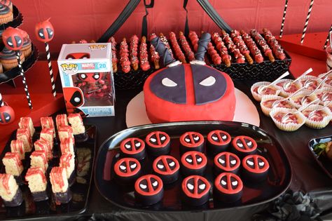 Deadpool cake and Oreos 2 Birthday Invitation Template, Deadpool Theme, Deadpool Cake, Deadpool Party, Deadpool Birthday, Marvel Party, Deadpool 2, Superhero Cake, Pool Birthday