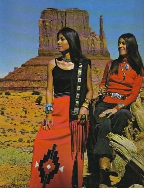 Native American Women in the 1970's. Native American Clothing, Native American Photos, Native American Peoples, Native Style, Desert Landscape, American Clothing, Native American History, Pow Wow, Native American Culture