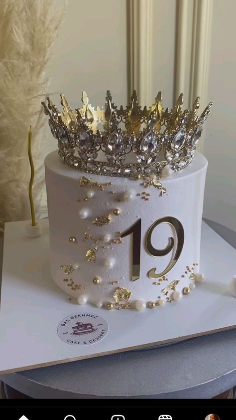 30th Birthday Cake Ideas, Queens Birthday Cake, 19th Birthday Cakes, 30th Birthday Cake, Birthday Cake Decorating Ideas, Sweet 16 Birthday Cake, Crown Cake, Elegant Birthday Cakes, 16 Birthday Cake