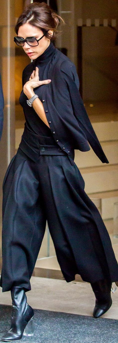 Coordinates Outfits, Victoria Beckham Outfits, David And Victoria Beckham, Victoria Beckham Style, Woman In Black, Olivia Palermo, Miranda Kerr, Looks Chic, Dakota Johnson