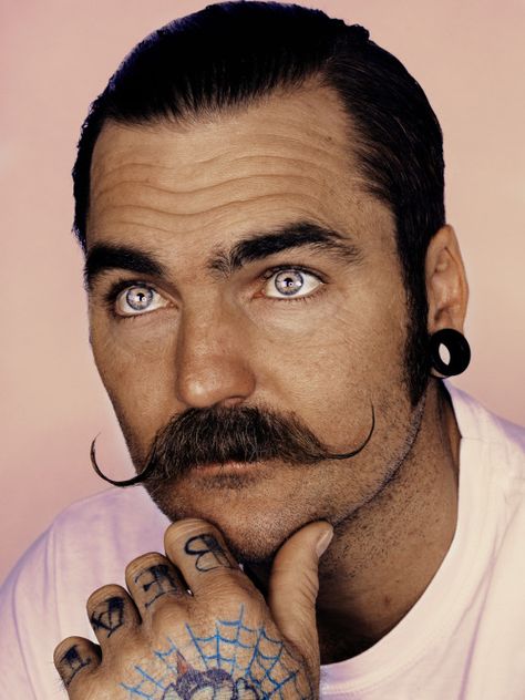 salam del rio? sau poate jean de la calcutta? Types Of Mustaches, Curly Mustache, Beards Tattoos, Guys Ear Piercings, Wig Inspiration, Beards And Mustaches, Moustaches Men, Handlebar Mustache, Mustache Styles