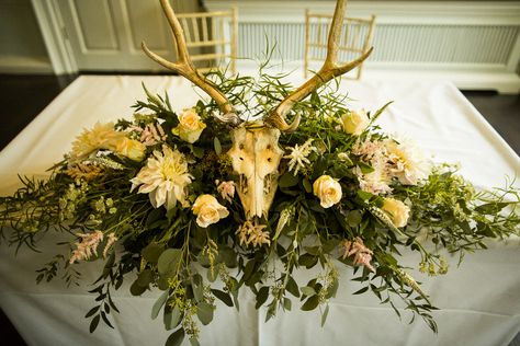 Gothic Wedding Theme, Antler Wedding, Halloween Tablescape, Geek Wedding, Bridal Theme, Wedding Colors Purple, Amazing Wedding Photography, Skull Wedding, Themed Wedding Cakes