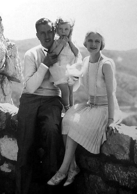 Harry Bannister, Ann Harding and their daughter Jane 1920s Family, Katherine Hepburn Philadelphia Story, Anne Lister And Ann Walker, Elvis And Barbara Hearn, Ann Harding, Harrison Fisher Vintage Ladies, 1920s Aesthetic, Talking Picture, New York 1900 Historical Photos