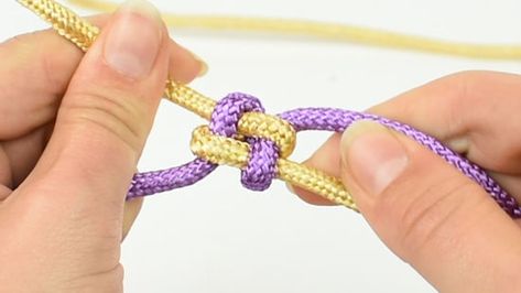 Making Lanyards, Lanyard Knot Tutorials, How To Make A Lanyard, Lanyards Diy, How To Make Lanyards, Lanyard Knot, Lanyard Tutorial, Lanyard Crafts, Lanyard Bracelet