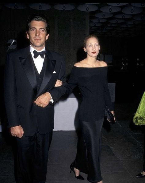 Carolyn Bessette, Jfk Jr, New Yorker, Style Icon, 90s Fashion, Women's Pumps, Autumn Winter Fashion, Fashion Inspo Outfits, Style Icons