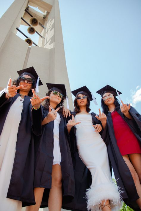 Graduation Photos Group, Group Graduation Pictures Friend Photos, Graduation Group Photoshoot, Senior Group Picture Ideas, Graduation Photoshoot With Friends, Graduation Pictures Group, Graduation Group Photo Ideas, Graduation Photos With Friends, Group Graduation Pictures