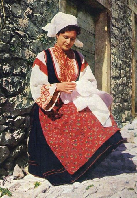 Otok Ugljan Traditional Cypriot Clothing, Croatia Clothes, Greek Traditional Clothing, Cypriot Culture, Balkan Fashion, Croatia Culture, Greece Costume, Greek Traditional Dress, Albanian Clothing