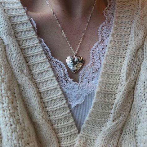 Taylor Swift Locket Necklace, Gold Heart Locket Aesthetic, Folklore Necklace Taylor Swift, Heart Locket Outfit, Locket Outfit, Heart Locket Necklace Aesthetic, Heart Locket Aesthetic, Locket Necklace Aesthetic, Alisa Core