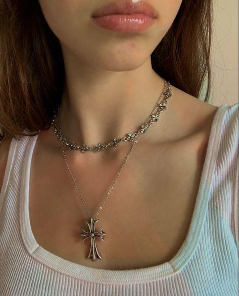 White Choker Outfit, Chrome Hearts Necklace Outfit, Chrome Hearts Jewellery, Y2k Accesorios, Chrome Hearts Aesthetic, Chrome Hearts Necklace, Chrome Hearts Jewelry, Heart Piercing, Necklace Outfit