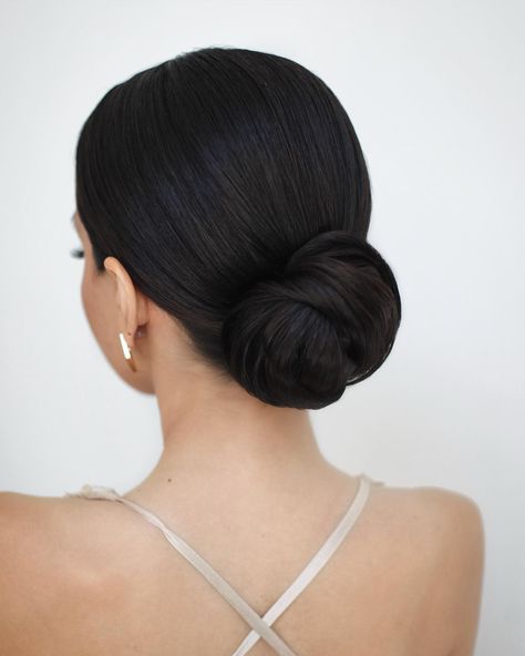 Wedding Hairstyle Black Hair, Wedding Bun Black Hair, Bride Hairstyles Sleek, Black Hair Wedding Updo, Simple Wedding Style, Simple Bun Wedding Hair, Bridal Bun Updo, Bun Elegant Hairstyles, Wedding Hair Black Hair