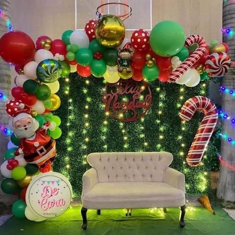 Christmas Party Friends, Teen Christmas Party, Christmas Photo Booth Backdrop, Christmas Party Backdrop, Christmas Booth, Church Christmas Decorations, Christmas Balloon Decorations, Photo Backdrop Christmas, Holiday Balloons