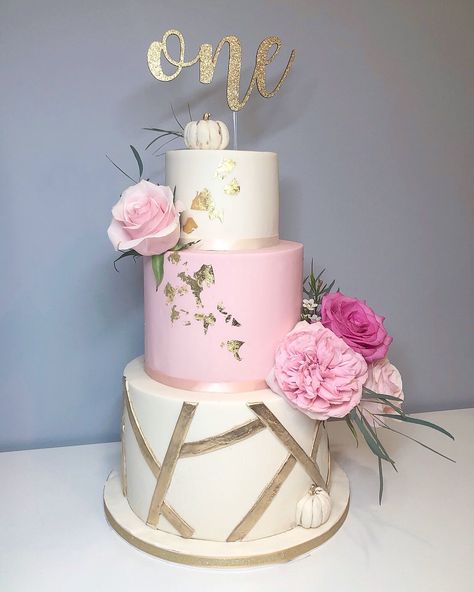 3 tier pink and white modern birthday cake 3 Tier Birthday Cake For Women, 3 Tier Cake Birthday, Birthday Cake 3 Tier, Girls 2nd Birthday Cake, Birthday Preparation, 3 Tier Birthday Cake, 21st Cakes, Comprehension Kindergarten, Tier Birthday Cake