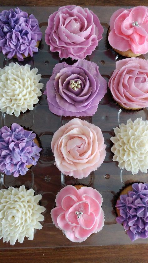 Floral Birthday Cupcakes, Floral Cupcake Ideas, Buttercream Flowers Cupcakes, Cupcakes Flores, Frosting Flowers, Pretty Cupcakes, Cupcake Cake Designs, Cupcakes Decorados, Floral Cupcakes