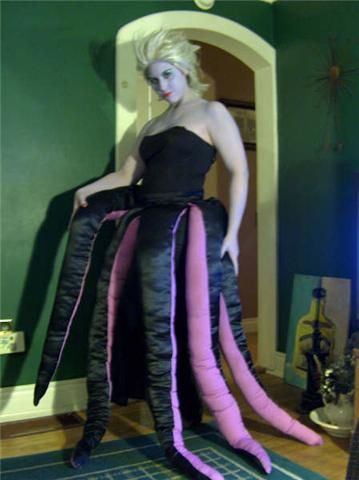 IDEA-putting tentacles on elastic or belt. Ursula Cosplay, Mermaid Movie, Ursula The Sea Witch, Ursula Costume, Kid Costume, The Sea Witch, Carnaval Costume, Poor Unfortunate Souls, Halloween Idea