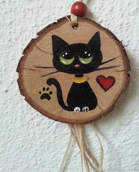 Wood Log Art, Easy Wood Slice Painting, Wood Slice Painting Ideas, Wooden Cat Ornaments Diy, Woodslice Paintings Christmas, Wood Slice Art Owl, Cat Diy Crafts, Cat Wood Slice Ornament, Wood Painting Art