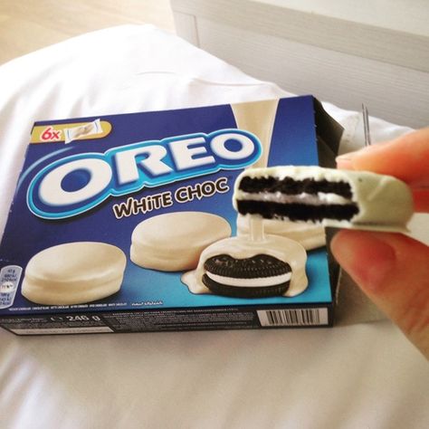 Weird Oreo Flavors, Covered Oreo Cookies, Weird Snacks, White Chocolate Fudge, Oreo Flavors, Junk Food Snacks, Yummy Comfort Food, Food Drinks Dessert, Food Goals