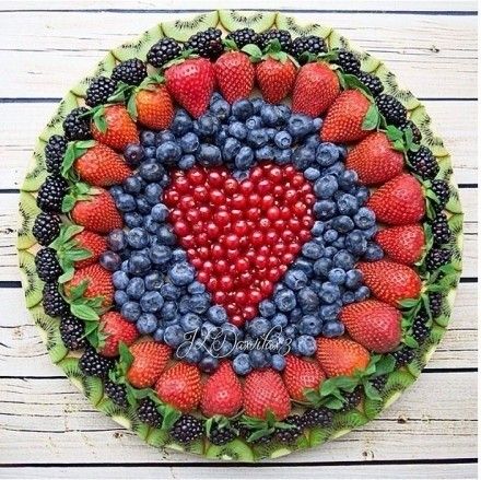 Valentine's Day heart shape mix colorful fruits decoration `````Love is in the air ``` Magical Fruit, Fruit Bouquet, Decorações Com Comidas, Vegan Salads, Fruit Displays, Hawaiian Birthday, Fruit Display, Dessert Aux Fruits, Fruit Arrangements