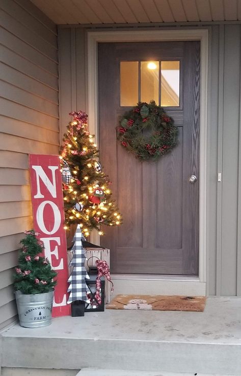 Front Steps Christmas Decorations, Christmas Decor Apartment Door, Front Step Christmas Decorations, Simple Front Porch Christmas Decor Ideas Farmhouse, Apartment Front Door Christmas Decor, Front Step Christmas Decor, Easy Front Porch Christmas Decor, Small Christmas Porch Decorating Ideas, Front Steps Christmas Decor