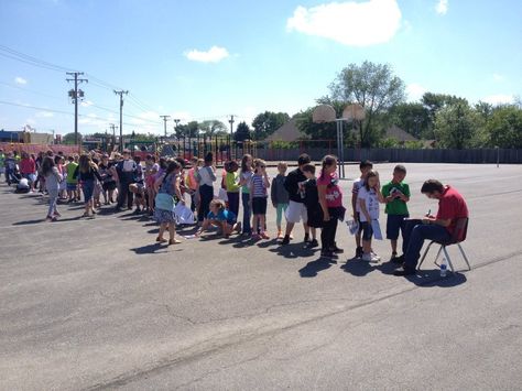 Credit: Carrie Doig School Custodian, Sweet Pictures, Heartwarming Photos, Kids Line, Faith In Humanity Restored, Humanity Restored, Elementary School Students, We Are The World, Waiting In Line