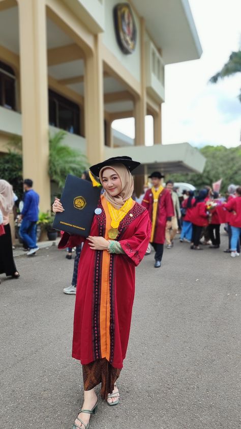 Graduation Outfit Hijab, Outfit Hijab, Graduation Outfit, Academic Dress