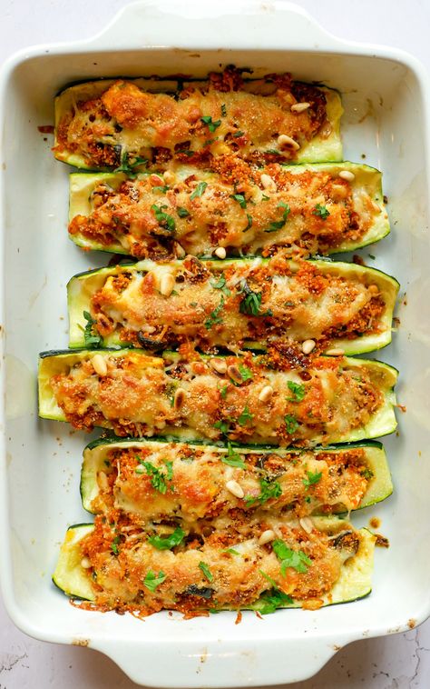 Gefüllte Zucchini mit Feta und Couscous - super lecker! - Shibas Kitchen Zucchini Feta, Stuffed Zucchini, Veggie Dinner, Low Carb Zucchini, Low Carb Vegan, Yummy Lunches, Eat Smart, Health Eating, Meat Free